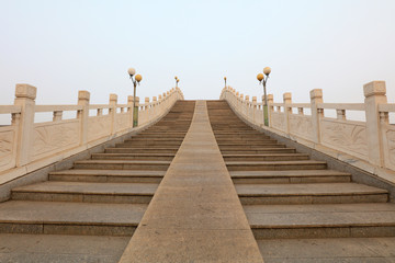 Fototapeta premium Architectural scenery of traditional Chinese pedestrian bridge
