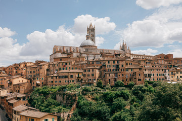 Obraz premium Panoramic view of Siena city with historic buildings and street