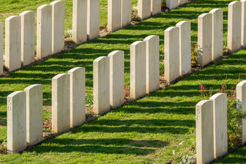 Alignements de stèles - Cimetière britannique d'Etaples-sur-Mer