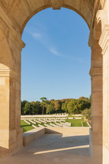 Arche du monument du cimetière britannique d'Etaples