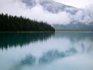 Fototapeta na wymiar La niebla se adueña sobre los lagos de Canada