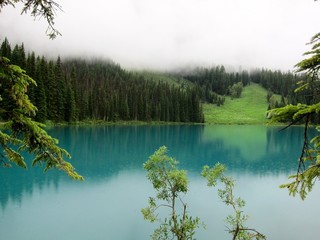 Reflejos de la montaña cubiertas de niebla en Canada 