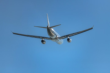 離陸する旅客機
