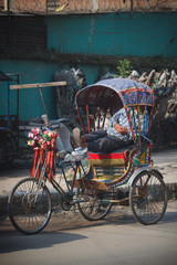 Fototapeta na wymiar The rickshaw driver is resting