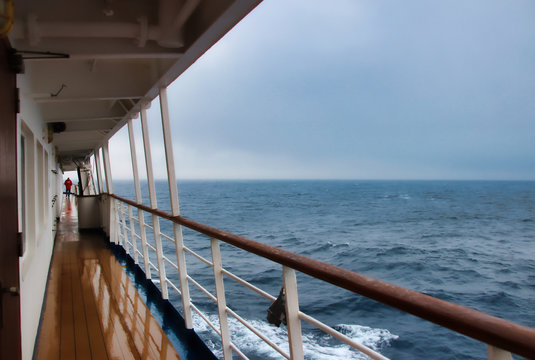 Schiffsdeck in der Antarktis - Blick auf Ozean