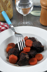 Assiette de viande de bœuf et carottes en sauce