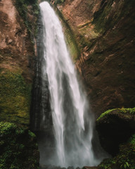Longue chute d'eau dans un forêt en indonésie