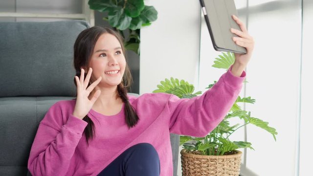 4K Beautiful girls using smartphones Talk on the phone like face Contact to husbands, friends and family. Fast internet technology. Can communicate with each other