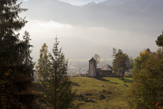 Blick vom Kramerplateauweg auf die Ged&auml;chtniskaplle und Garmisch