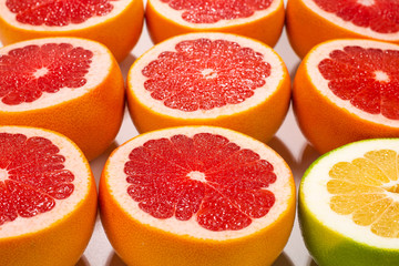 Obraz na płótnie Canvas Pomelo and grapefruit slices background.