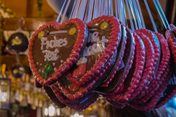 Rote Lebkuchenherzen Frohes Fest