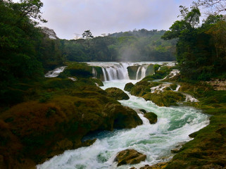 Fototapeta na wymiar Las nubes: a beautiful waterfall in Chiapas, Mexico