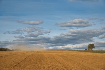 bodenerrrosion beim bearbeiten eines feldes im herbst