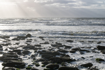 Mer écumante à la plage de Ningles