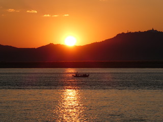 Sonnenuntergang am Irrawady, Burma