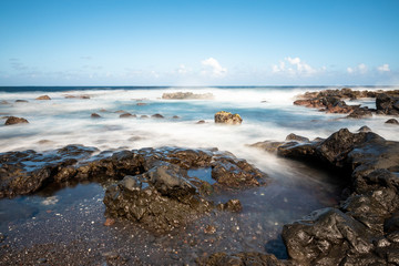 Fototapeta na wymiar Plage de l'île de la réunion, vagues et rochers