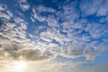 Obraz premium Die Sonne blickt dir den Wolken Himmel