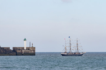 Le Belem doublant le phare de Boulogne-sur-Mer