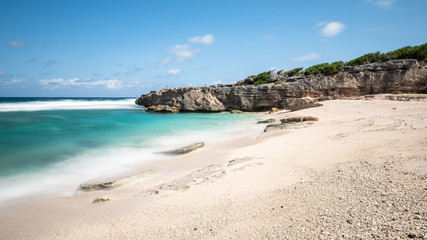 plage de sable blanc et rocher sous les tropiques, île de rodrigues, île maurice