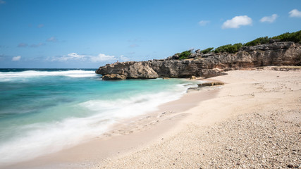 Fototapeta na wymiar plage de sable blanc et rocher sous les tropiques, île de rodrigues, île maurice