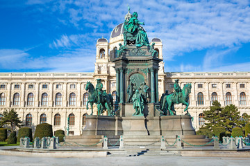 Obraz premium Maria Theresa square and statue, Natural history museum (Naturhistorisches museum) in Vienna, Austria. Bright blue sky. 