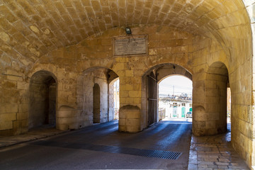Obraz premium Under Victoria Gate in Valletta, Malta