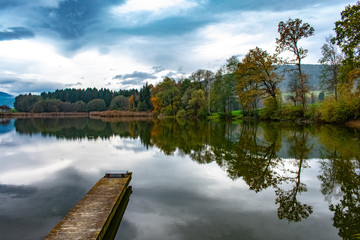 Naklejka premium Lake in Austria with pier and reflection on the water surface