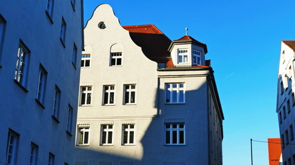 schattenspiel ann Hausfassade,  Altstadtgebäude im schatten