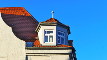 Dachgaube in der Altstadt, Ziegeldach mit kuppel, urban
