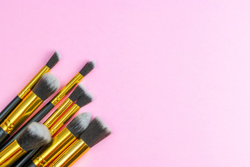 Obraz na płótnie Canvas Makeup brush drawing. Cosmetic powder products isolated on pink
