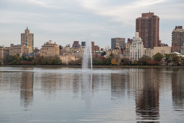 Fototapeta na wymiar Fountain at Jacqueline Kennedy Onassis Reservoir at Central Park, Manhattan, New York