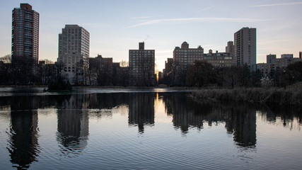 Fototapeta na wymiar Sunrise at Harlem Mirror, Central Park, Manhattan, New York