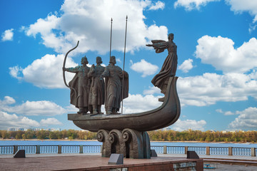 Monument voor de oprichters van Kiev, het symbool van Kiev, geïsoleerd op wit