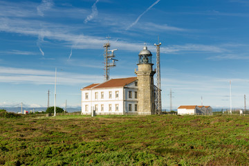 Faro y museo marino de Cabo de Peñas con cielo y nubes en Gozón, Asturias, España