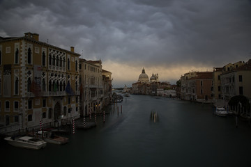 Naklejka premium Stormy clouds over Grand Canal at sunrise