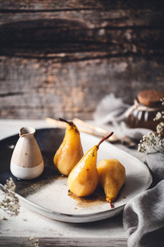 Poires R&ocirc;ties au Miel, Vanille et Vin Blanc Moelleux 