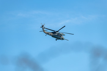 Fototapeta na wymiar 飛行する救難ヘリコプター