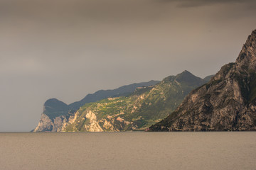 Berge , Wolken verhangen am Morgen am Gardasee, bei Torbole