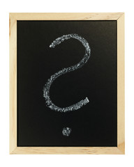 Eine schwarze Holztafel vor weißem Hintergrund mit einem Fragezeichen.
