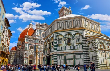 Zelfklevend Fotobehang Duomo. Santa Maria del Fiore-kathedraal in Florence. Italië. Voorkant op blauwe hemelachtergrond. Zonnige dag. © Yasonya