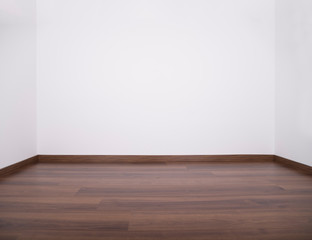 Leerer Raum – weiße Wand mit Holzboden