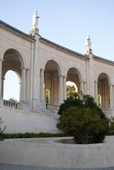 Obraz premium Arcos em pedra do santuário de Fátima em Portugal