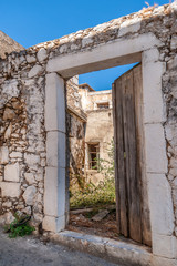 Obraz premium Arched door to the courtyard of the old house.