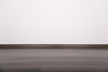Leerer Raum – weiße Wand mit Holzboden