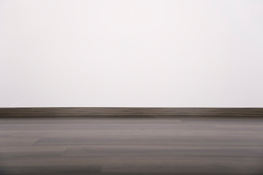 Leerer Raum – weiße Wand mit Holzboden