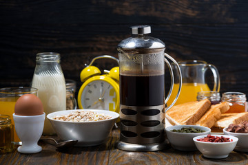 Obraz na płótnie Canvas freshly brewed coffee and an assortment of breakfast foods, closeup