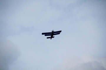 ein Doppeldecker am Himmel, vermutlich eine AN 2