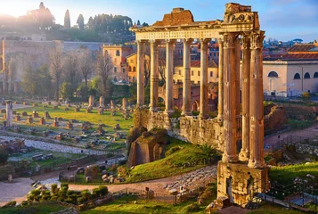 Foto auf Glas Forum Romanum in Rom, Italien. Antike Strukturen mit Säulen. Wracks der alten italienischen römischen Stadt. Sonnenaufgang über dem berühmten architektonischen Wahrzeichen. © Yasonya