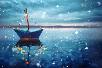 Papierboot im Winter am Strand