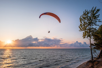 Gleitschirmflieger an der Ostseek&uuml;ste bei Karkle Palanga Litauen